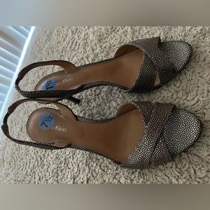 Beige brown dress shoes with elastic backing in great condition.